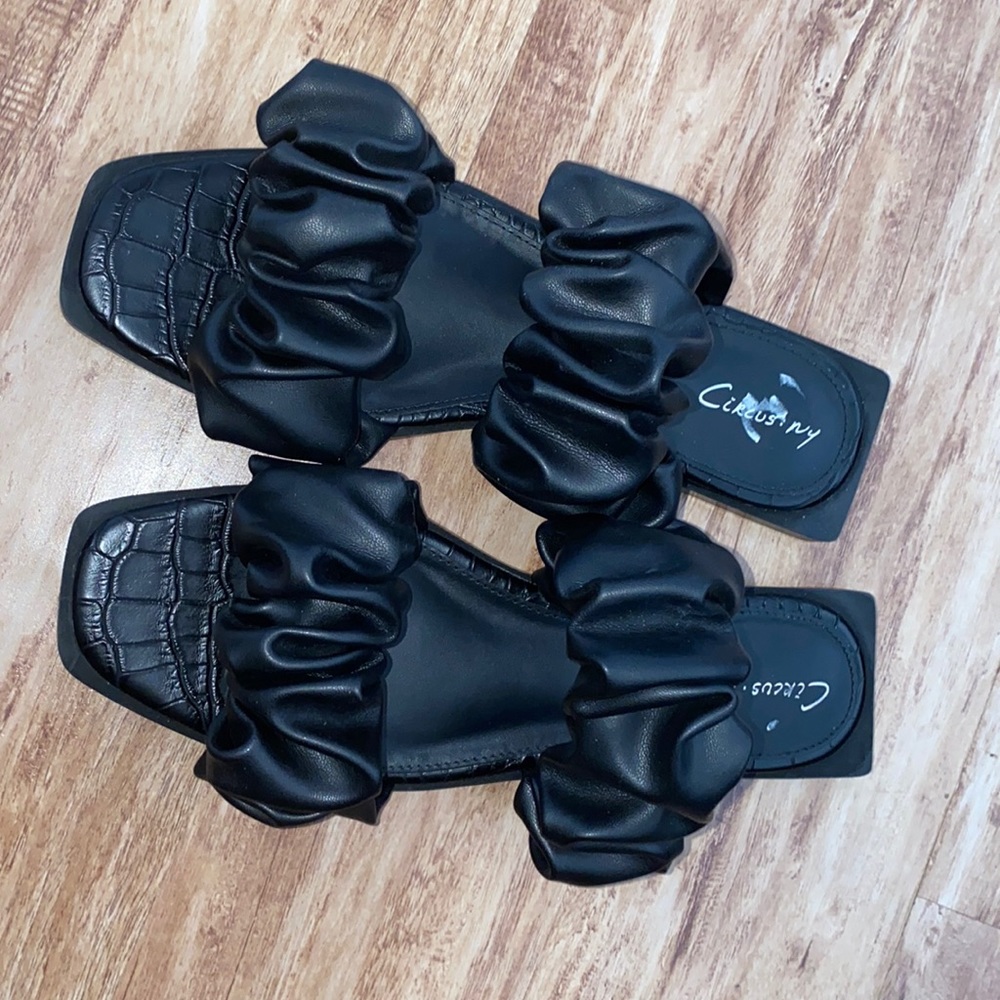 CIRCUS Rare black scrunchy sandals 🖤 iggy